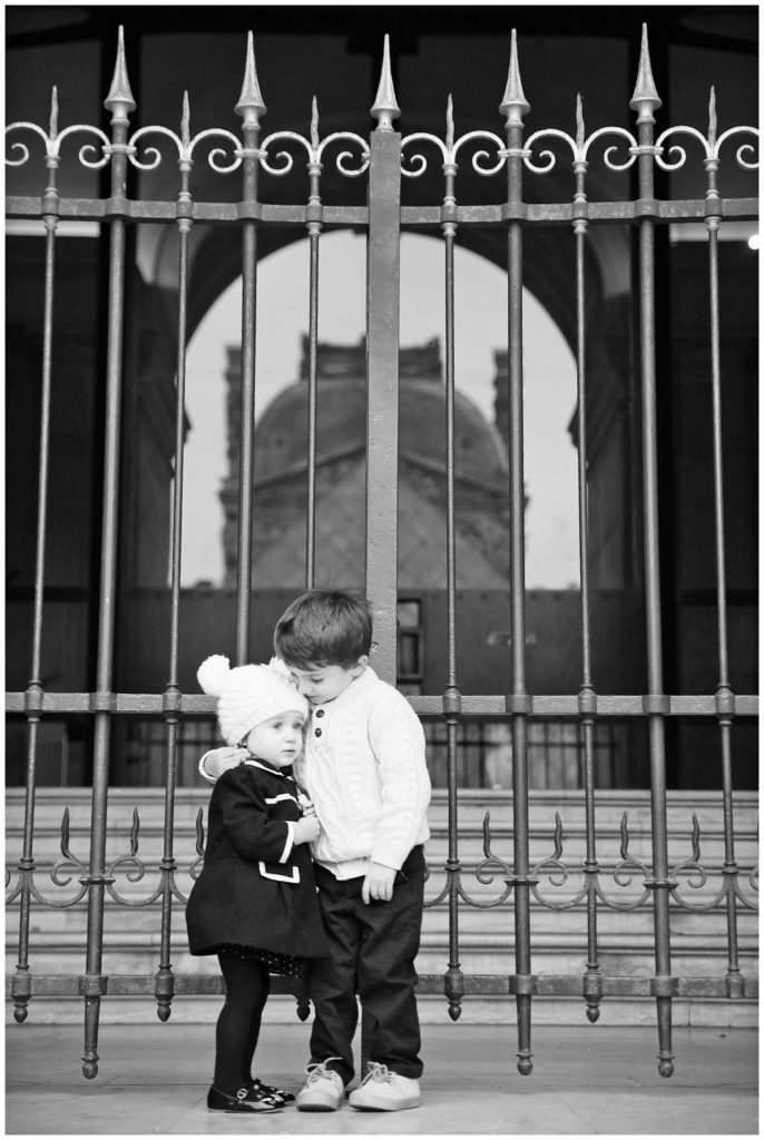 Une séance photo de famille automnale à Paris : Tour Eiffel, Montmartre et Louvre
