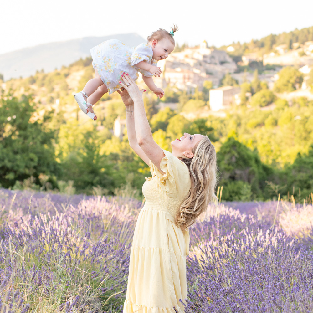 Séance photo de famille dans les champs de lavande en Provence